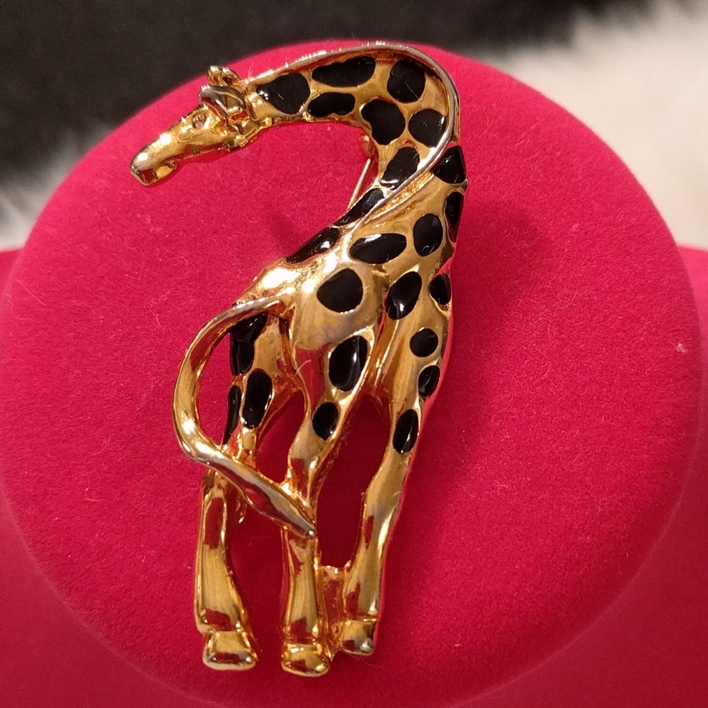 Gold giraffe brooch
